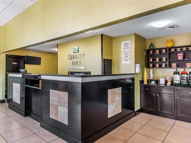 Quality Inn Hinesville - Fort Stewart Area, Kitchenette Rooms - Pool - Guest Laundry Exterior photo