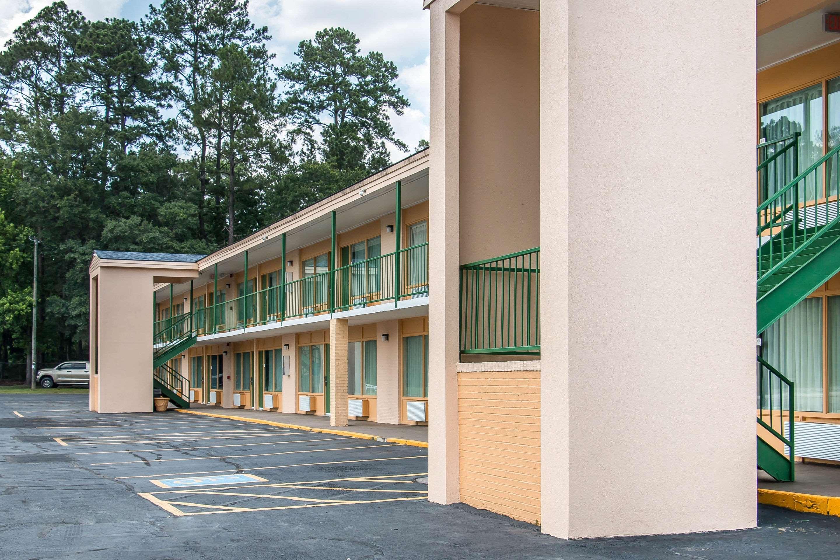 Quality Inn Hinesville - Fort Stewart Area, Kitchenette Rooms - Pool - Guest Laundry Exterior photo
