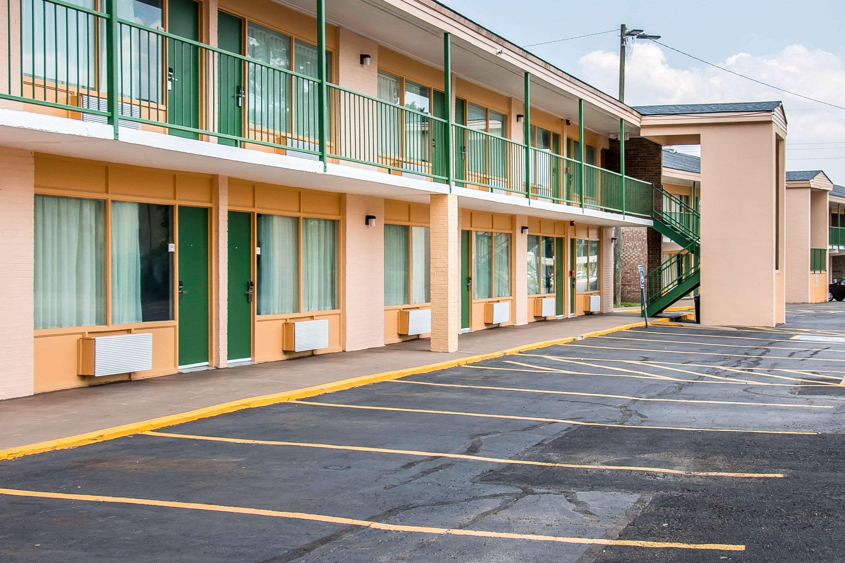 Quality Inn Hinesville - Fort Stewart Area, Kitchenette Rooms - Pool - Guest Laundry Exterior photo