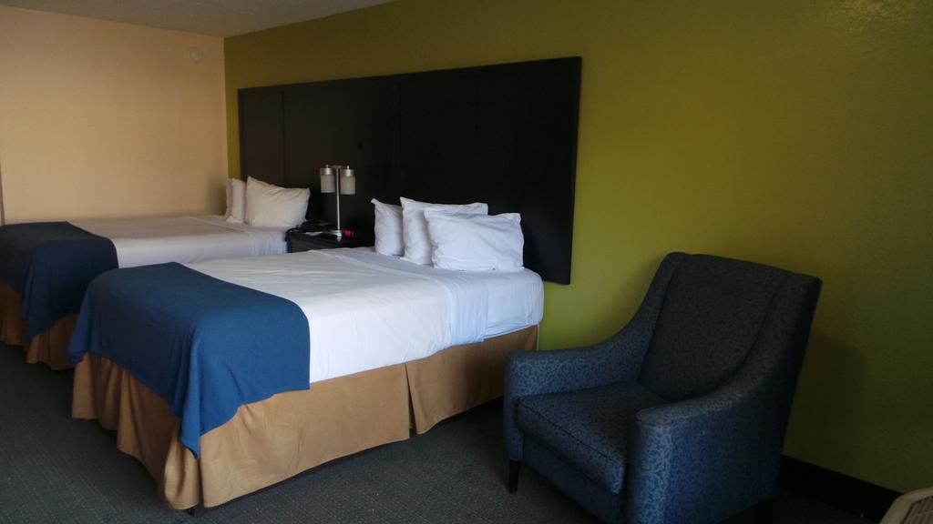 Quality Inn Hinesville - Fort Stewart Area, Kitchenette Rooms - Pool - Guest Laundry Exterior photo