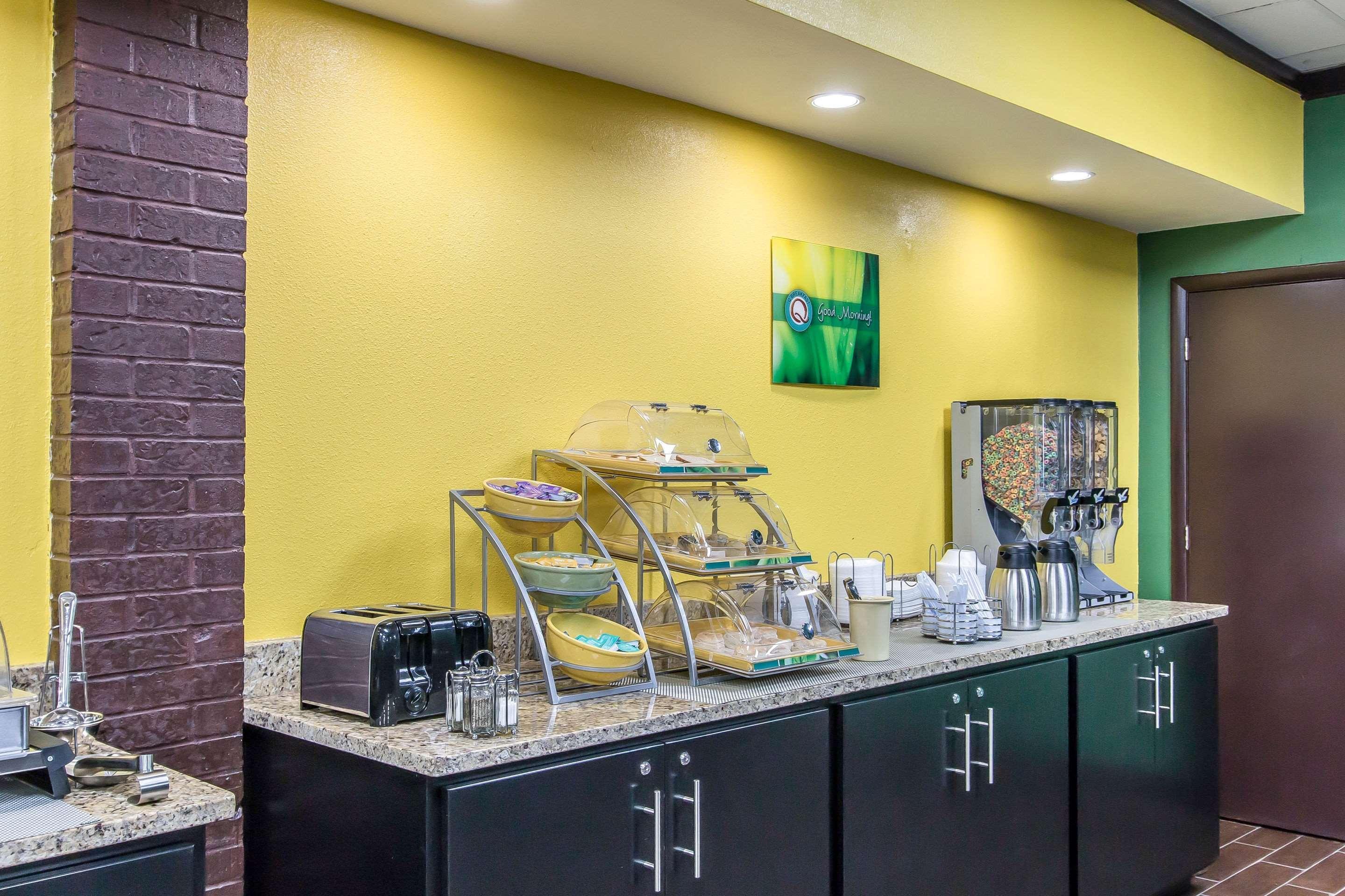 Quality Inn Hinesville - Fort Stewart Area, Kitchenette Rooms - Pool - Guest Laundry Exterior photo