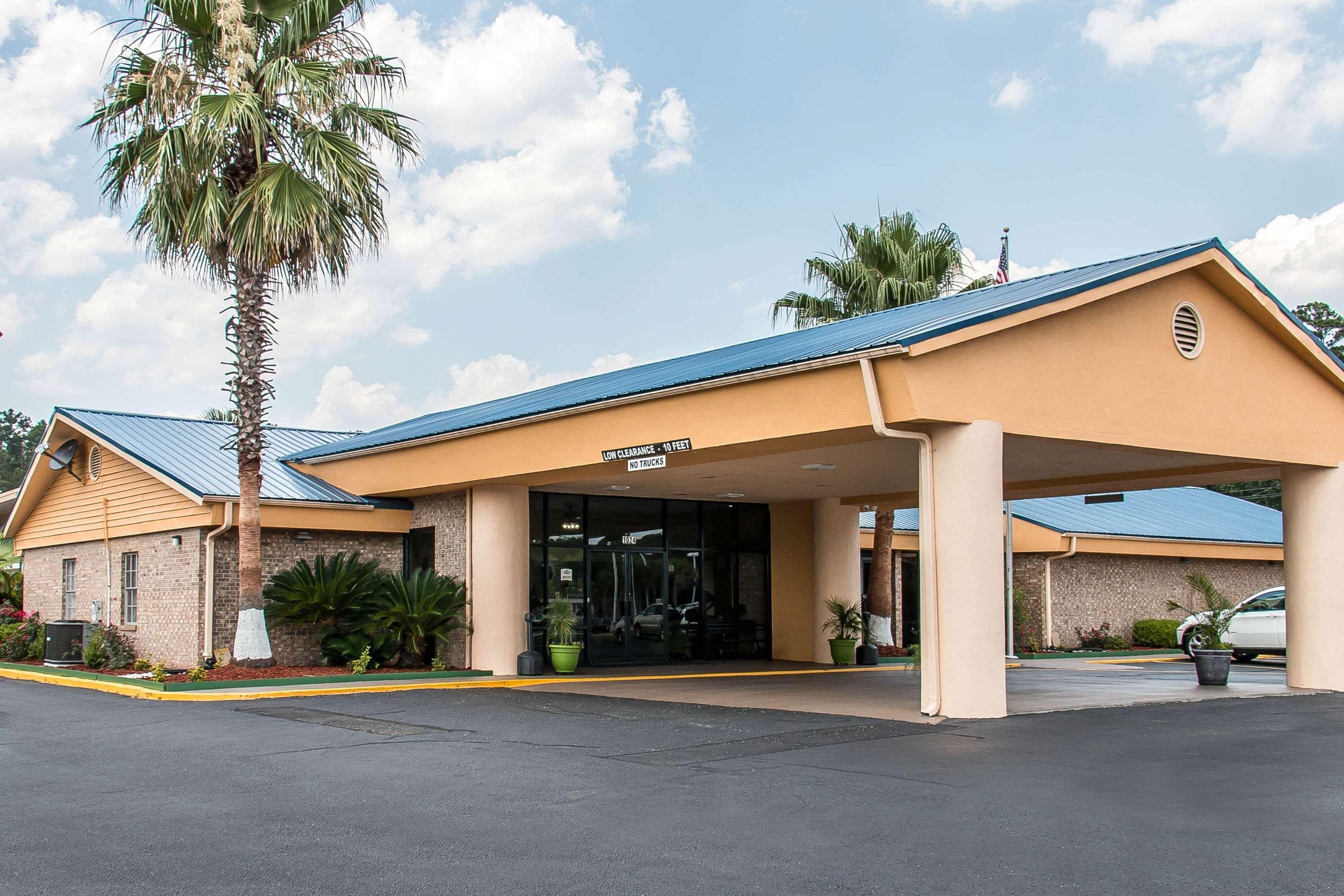 Quality Inn Hinesville - Fort Stewart Area, Kitchenette Rooms - Pool - Guest Laundry Exterior photo