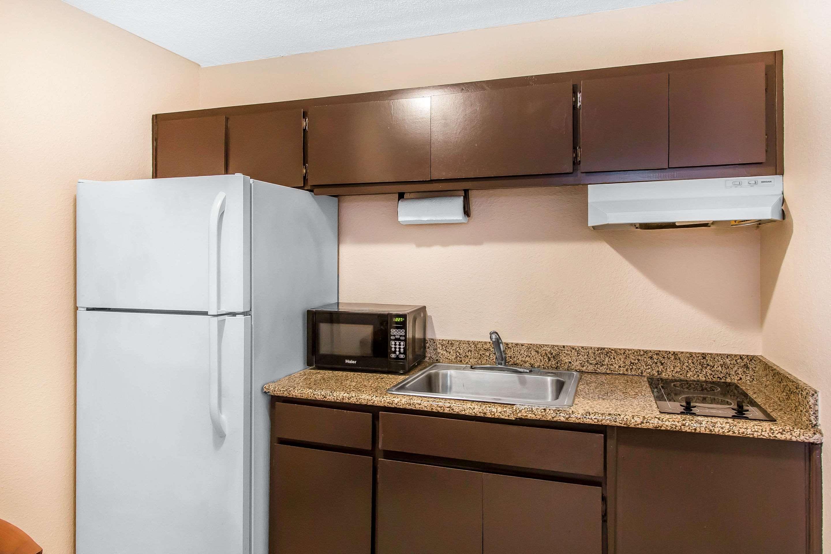 Quality Inn Hinesville - Fort Stewart Area, Kitchenette Rooms - Pool - Guest Laundry Exterior photo