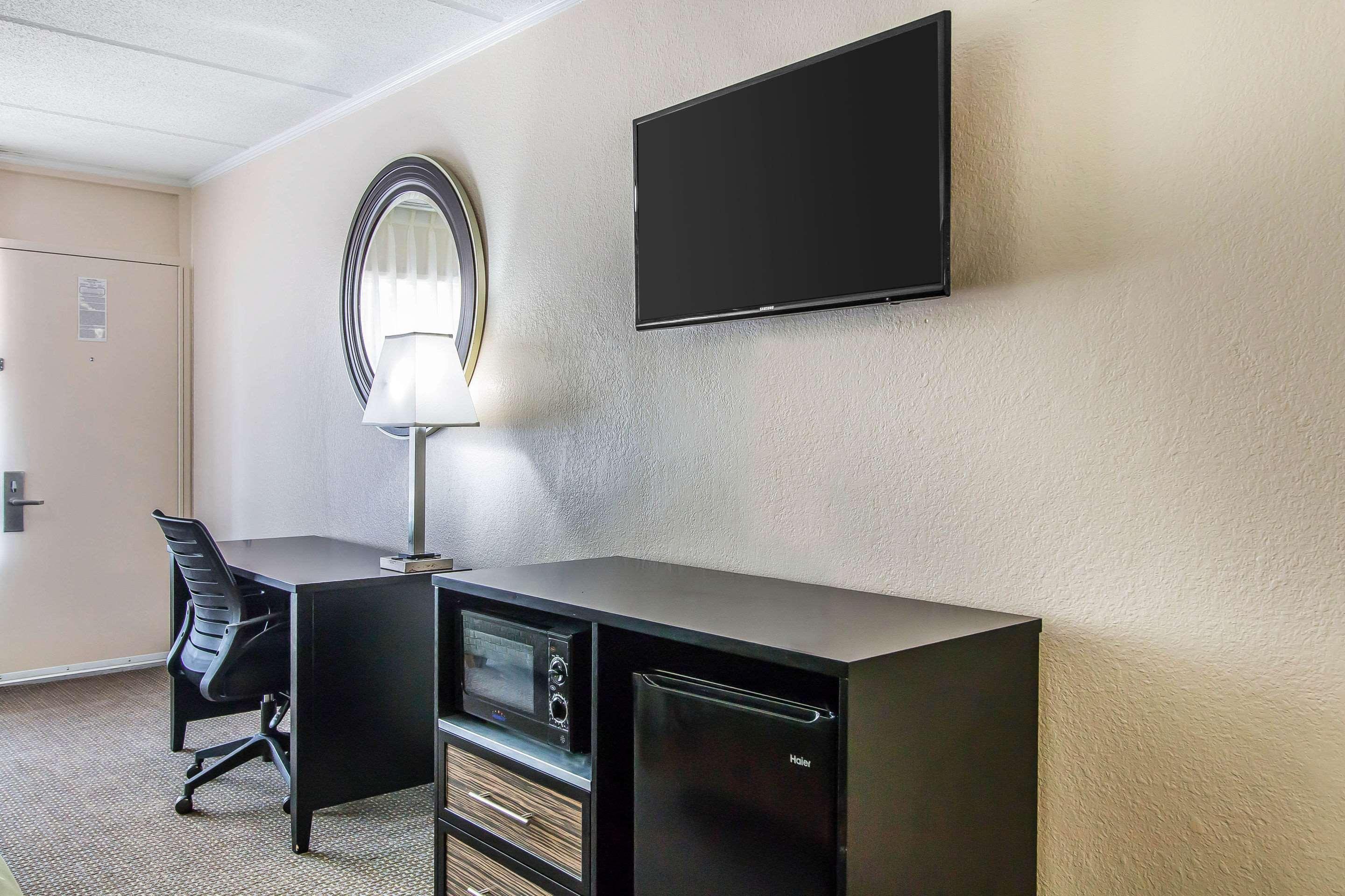 Quality Inn Hinesville - Fort Stewart Area, Kitchenette Rooms - Pool - Guest Laundry Exterior photo