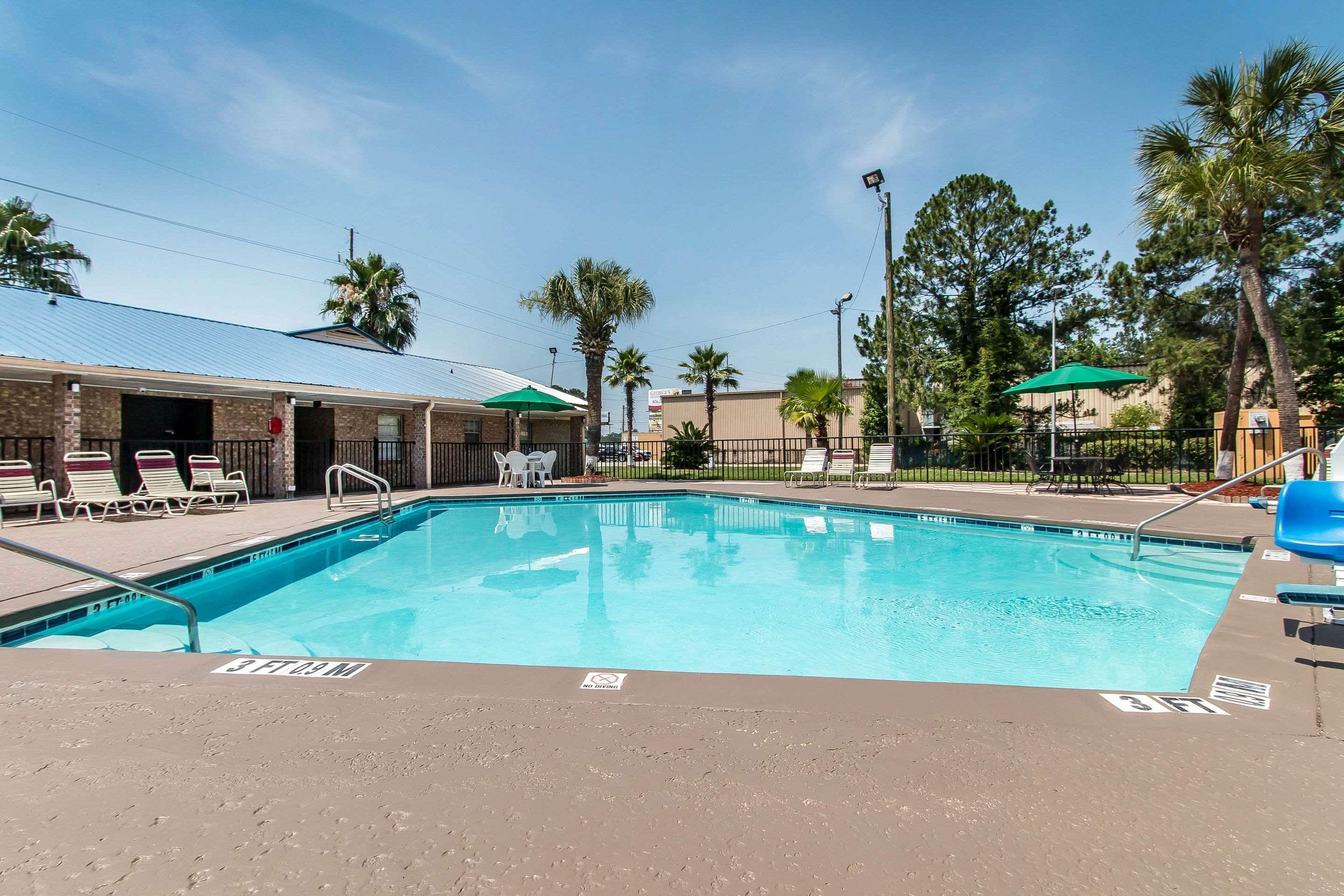 Quality Inn Hinesville - Fort Stewart Area, Kitchenette Rooms - Pool - Guest Laundry Exterior photo