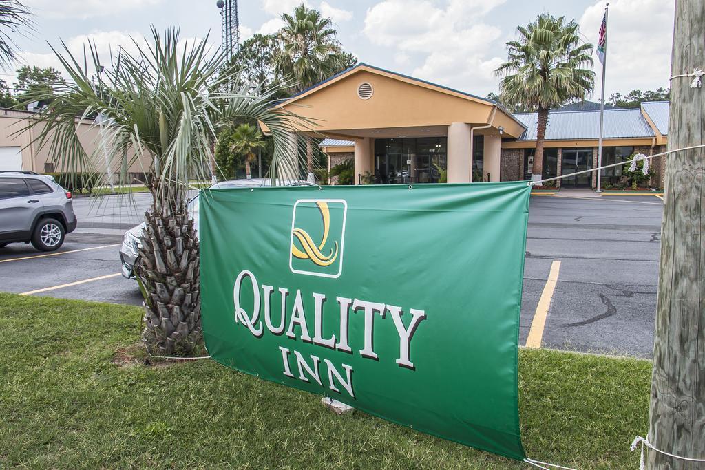 Quality Inn Hinesville - Fort Stewart Area, Kitchenette Rooms - Pool - Guest Laundry Exterior photo
