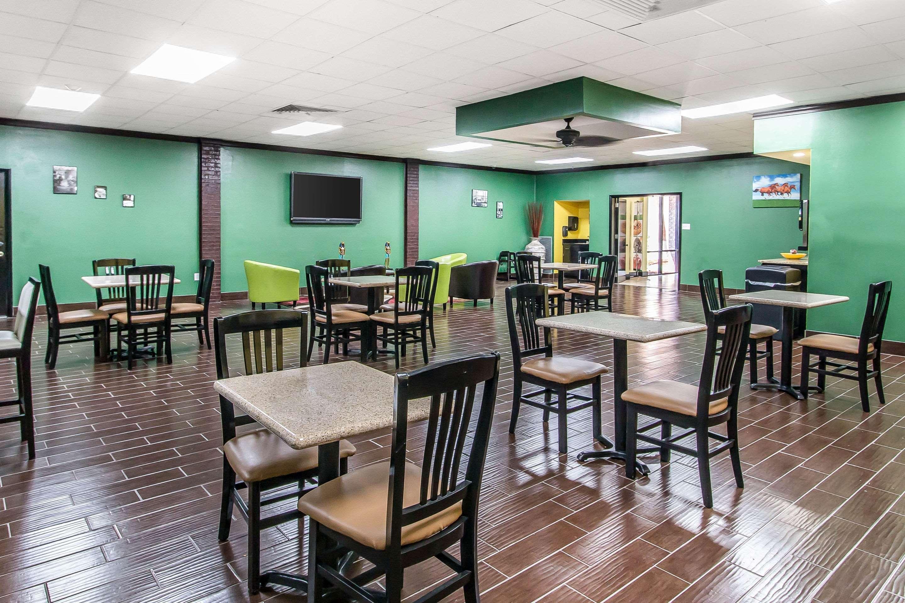 Quality Inn Hinesville - Fort Stewart Area, Kitchenette Rooms - Pool - Guest Laundry Exterior photo