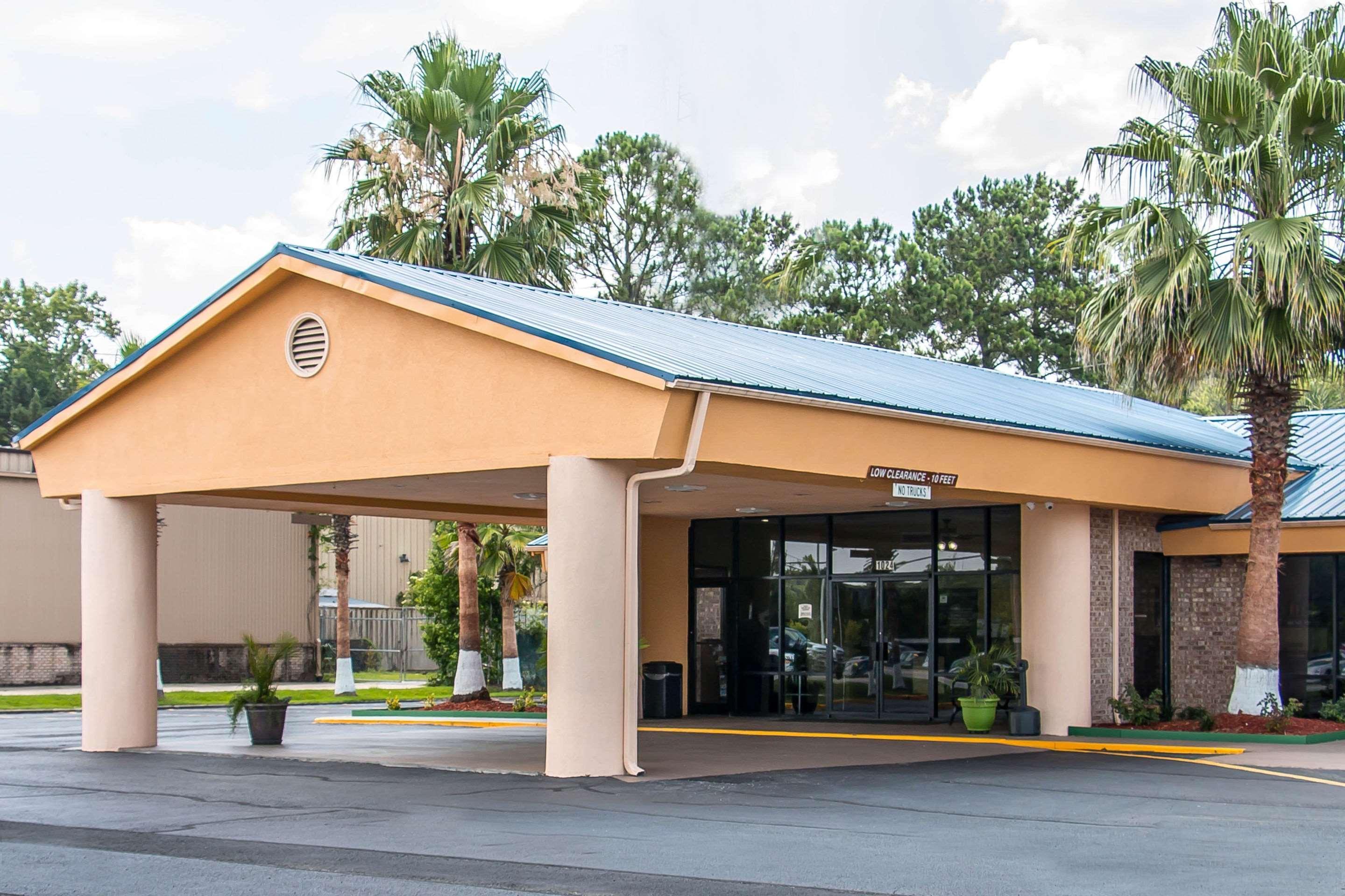 Quality Inn Hinesville - Fort Stewart Area, Kitchenette Rooms - Pool - Guest Laundry Exterior photo