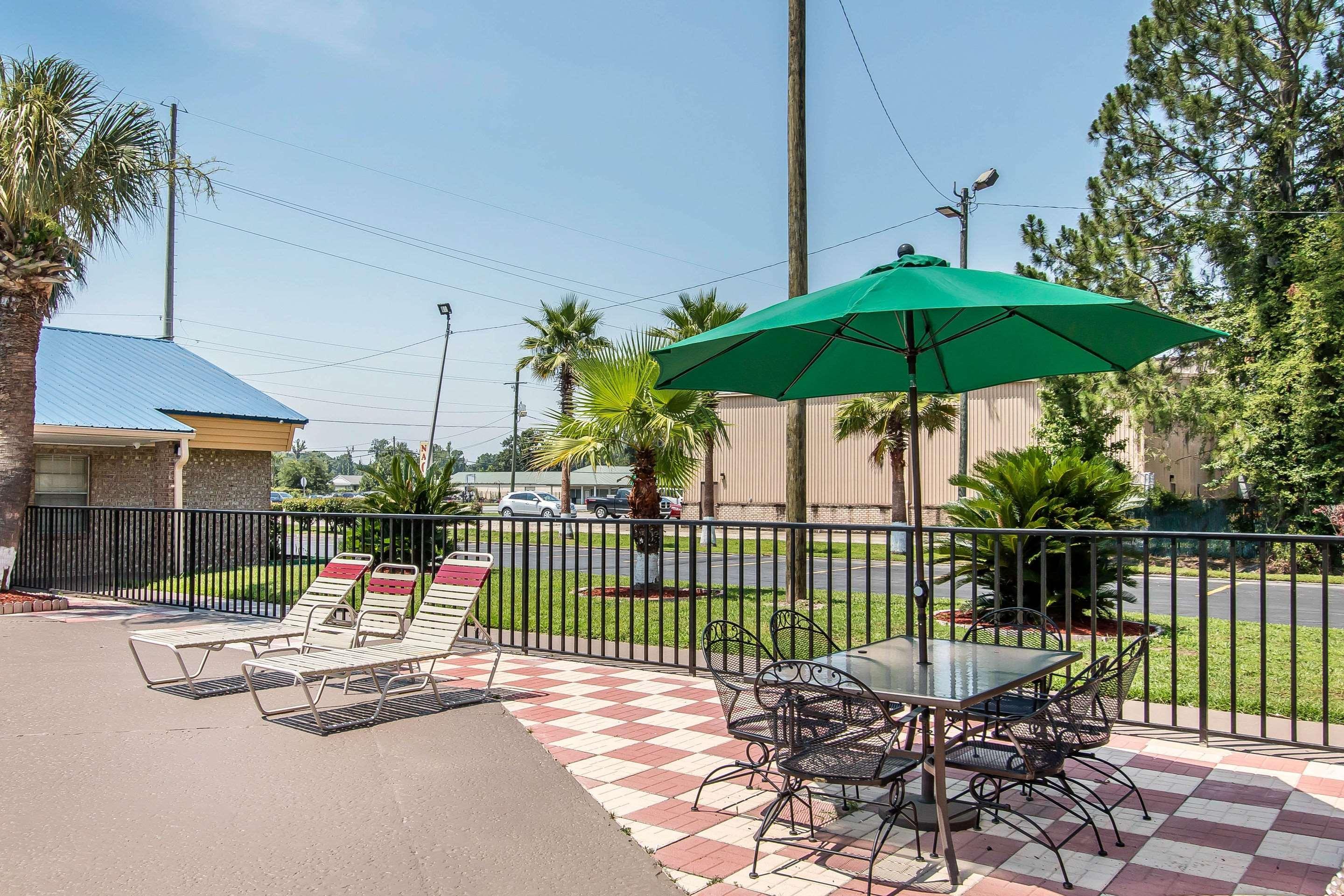 Quality Inn Hinesville - Fort Stewart Area, Kitchenette Rooms - Pool - Guest Laundry Exterior photo