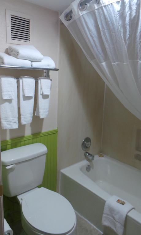 Quality Inn Hinesville - Fort Stewart Area, Kitchenette Rooms - Pool - Guest Laundry Exterior photo