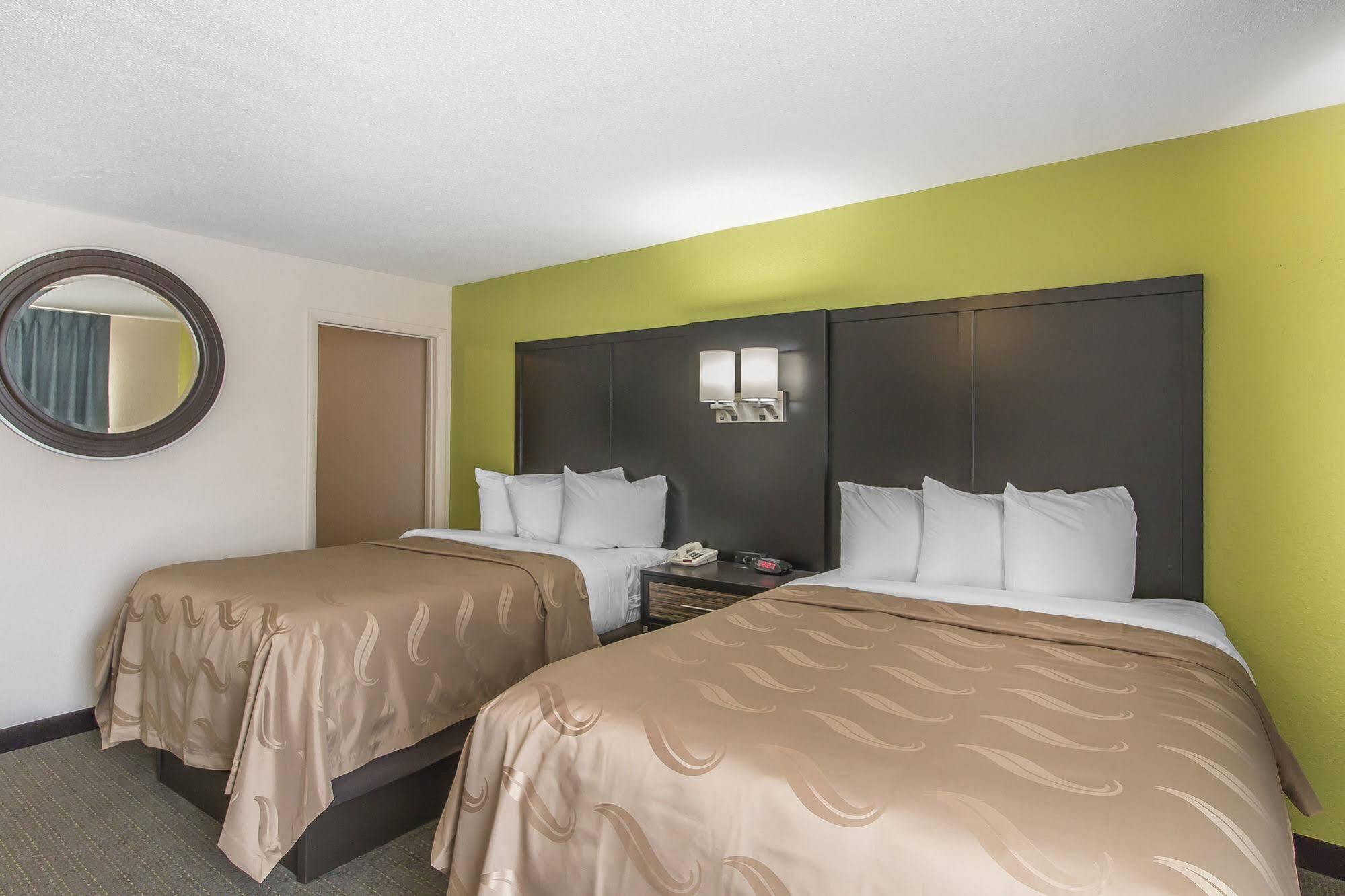 Quality Inn Hinesville - Fort Stewart Area, Kitchenette Rooms - Pool - Guest Laundry Exterior photo