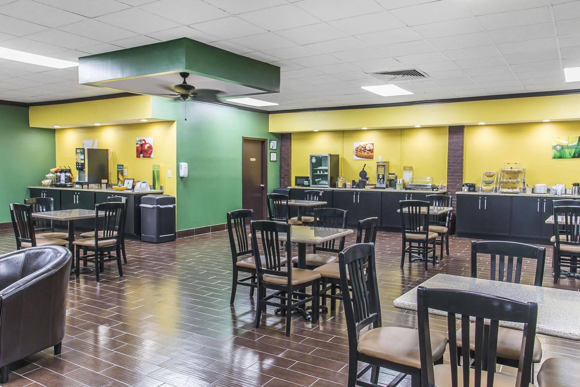 Quality Inn Hinesville - Fort Stewart Area, Kitchenette Rooms - Pool - Guest Laundry Exterior photo